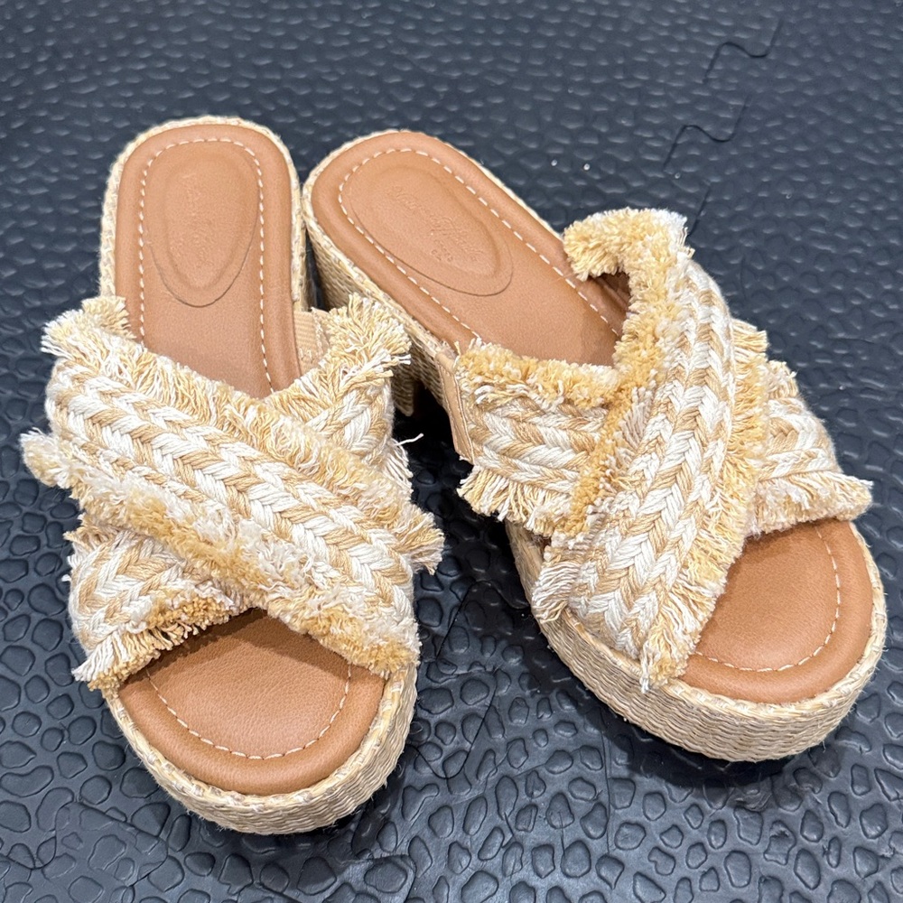 Universal Thread Beige and Tan Woven Platform Sandals